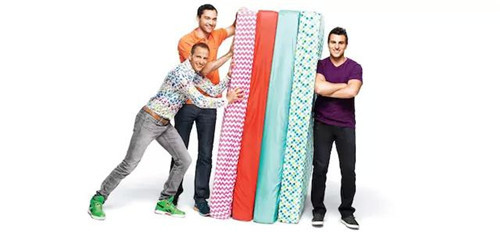 Airbnb 公司的三位創(chuàng)始人，以及他們最早的 Airbed