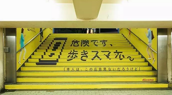 這個(gè)系列廣告有多組樣式，發(fā)揮一手吐槽功夫。