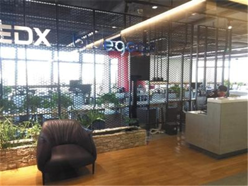 11月16日，小藍(lán)單車(chē)總部人去樓空，前臺(tái)只剩保安。