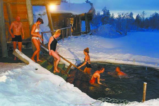 奇葩！芬蘭人蒸完桑拿跳冰湖