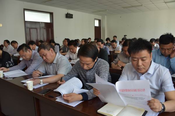 同志們認真學習文件精神