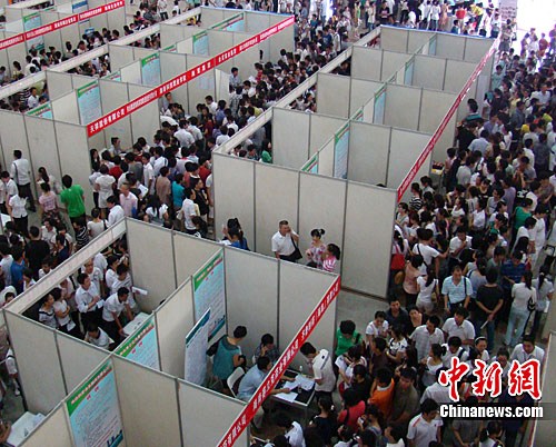 圖為招聘會(huì)現(xiàn)場(chǎng)人山人海的求職者。中新社發(fā) 付美斌 攝