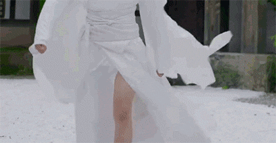 總不能全像九王一樣穿上高開叉的透視裙吧！