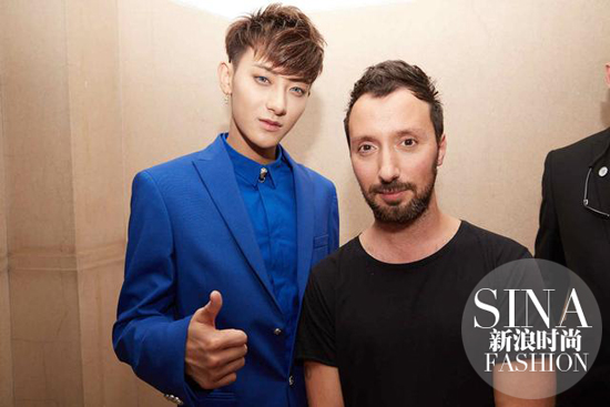 黃先生在大秀后臺和設(shè)計(jì)師Anthony Vaccarello合影