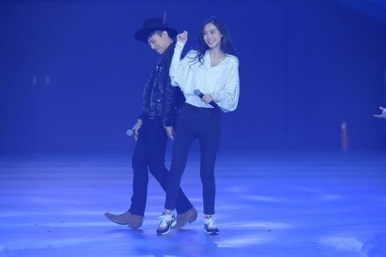 偶像面前，baby變羞澀少女