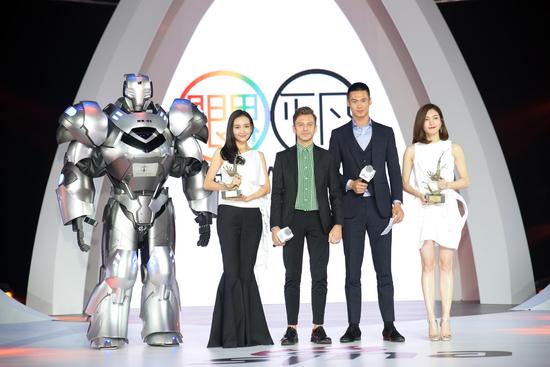 Klasse14腕表首席設(shè)計師 Mario Noblie以及超模蔚方卿為王鷗、江疏影頒發(fā)時尚突破藝人獎項