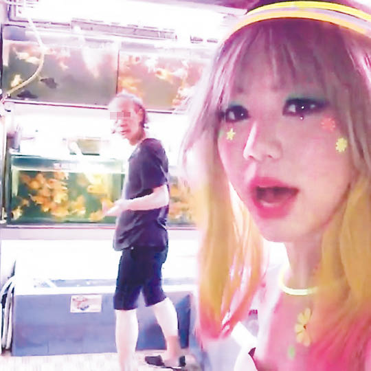 鄧紫棋穿熒光裝，嚇尿路人