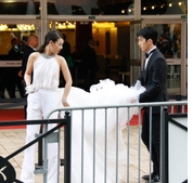 井柏然，馬思純徘徊在戛納紅毯門口