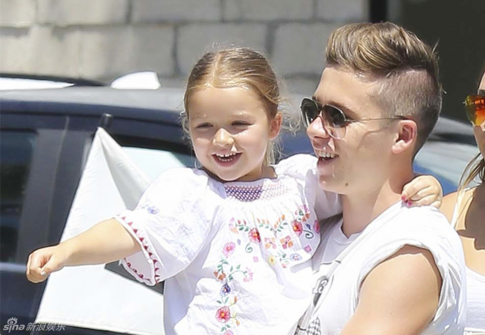 小貝長(zhǎng)子抱小七溫暖有愛