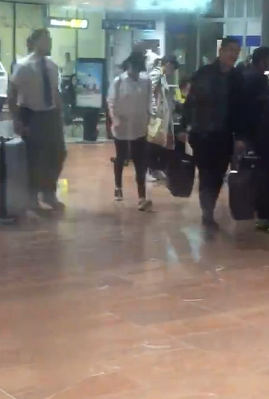 井柏然倪妮同航班同機(jī)口現(xiàn)身法國尼斯機(jī)場