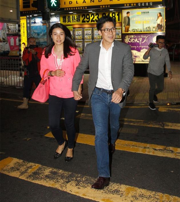 慶祝結(jié)婚四周年時(shí)，郭晶晶已有孕味