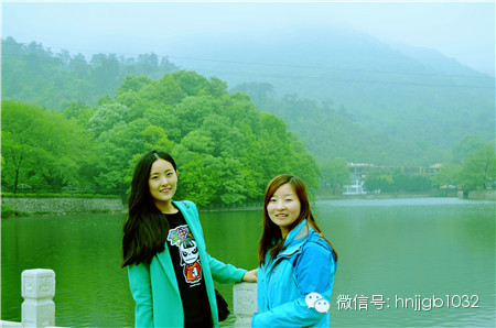 奧斯卡汽車影城的美女和這個風景融入的真好啊，有木有？！