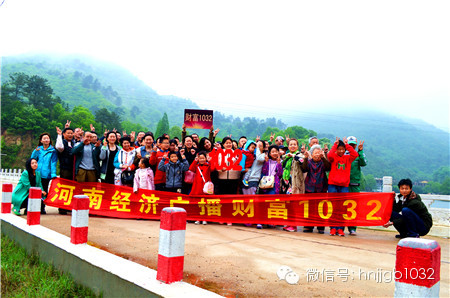 這么美的地方，我們合影留念，看大家多開心！