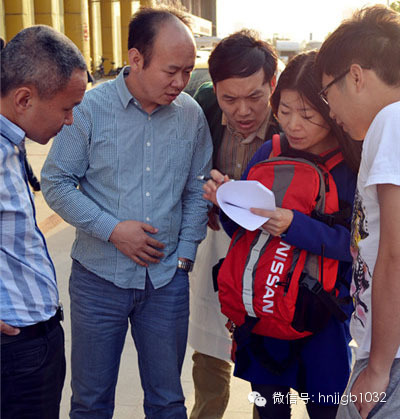 五點(diǎn)五十左右，聽眾們陸陸續(xù)續(xù)到達(dá)鄭州捷和汽車，首先要做的第一件事就是找我們的工作人員要車標(biāo)