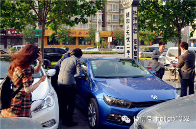 當(dāng)然，小編認(rèn)為最高境界是這位美女，這張照片應(yīng)該取名為論美女的自我修養(yǎng)。