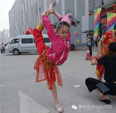 先練練功，為一會(huì)兒的演出做準(zhǔn)備