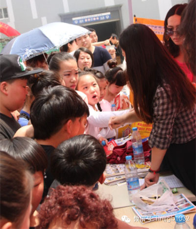 禮品領(lǐng)取處，這是要把工作人員圍攻的節(jié)奏啊。