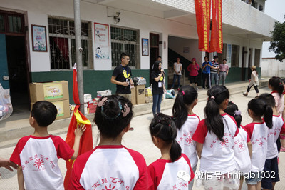 財富1032主播鄧語、張哲主持了捐助儀式