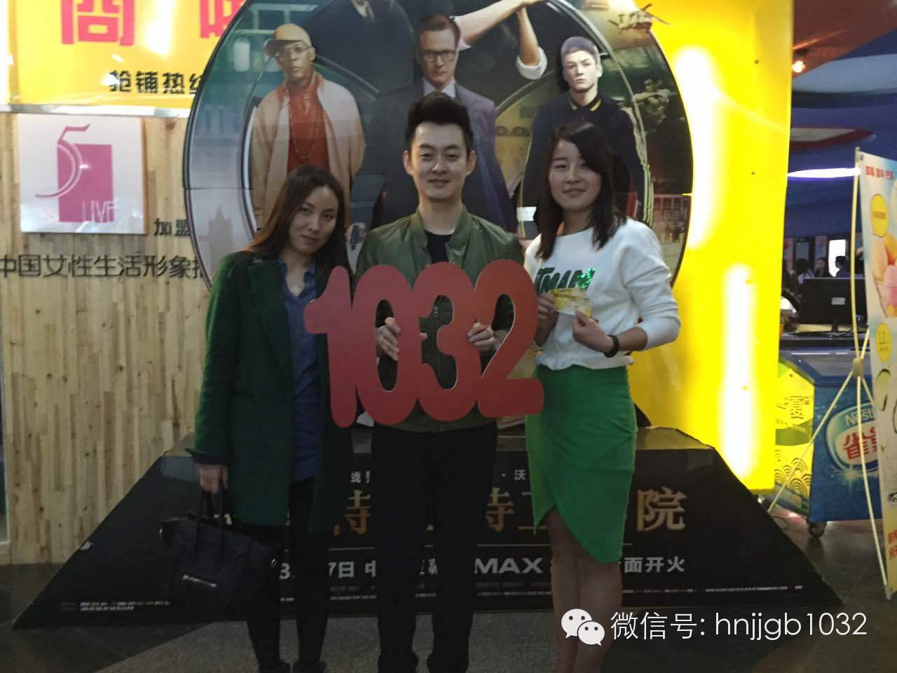 傳說中的Johnny終于現(xiàn)身啦！還是美女魅力大哦。帥哥美女好養(yǎng)眼，小編忍不住要多看幾眼呢。