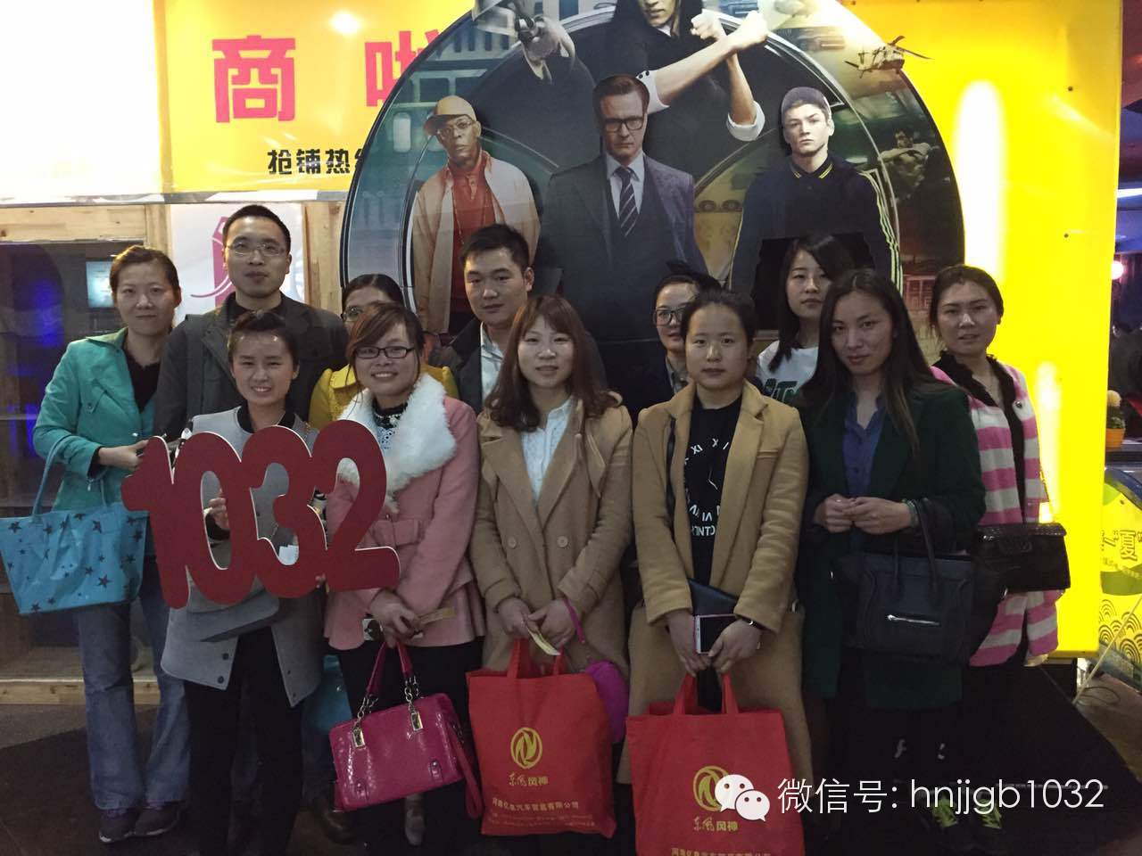 來個合影，1032的聽眾棒棒噠，個個都準(zhǔn)時到達(dá)了集合地點。Johnny表示很欣慰啊！