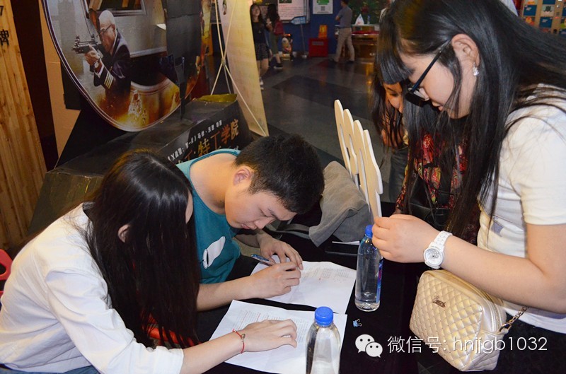 看，我們的工作人員正在組織簽到哦！