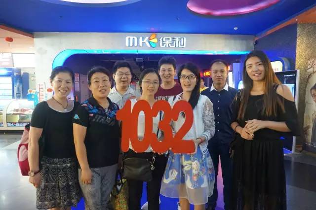 認(rèn)識(shí)的不認(rèn)識(shí)的，拍張合照就是朋友啦