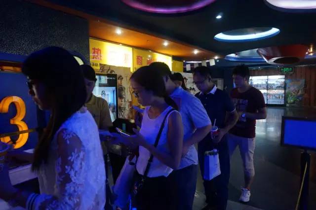 電影馬上開(kāi)始，排隊(duì)入場(chǎng)嘍