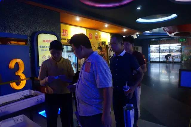 電影馬上開(kāi)始，排隊(duì)入場(chǎng)嘍