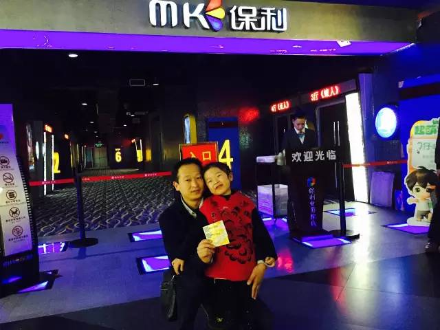 再來看兩個萌娃，表情都好有戲！