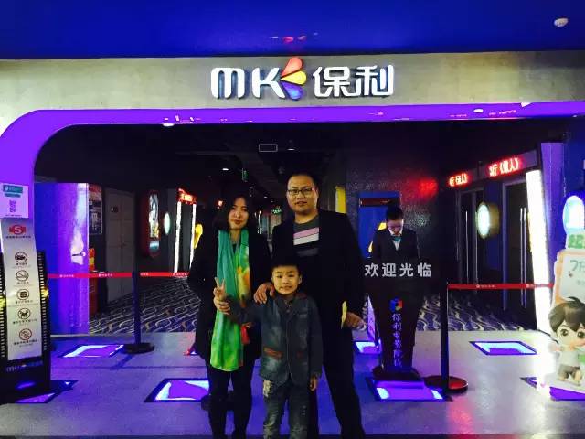 再來看兩個萌娃，表情都好有戲！