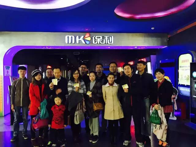 來張“全家?！?，人齊了，我們準(zhǔn)備進(jìn)場嘍