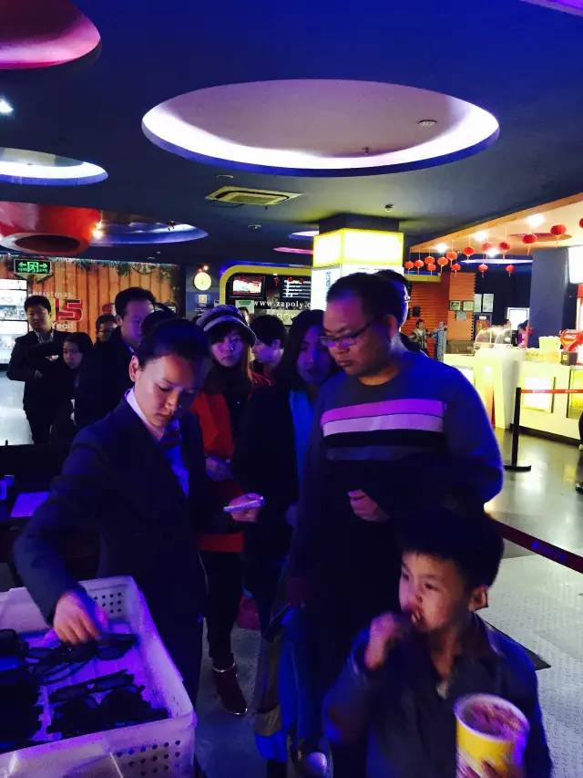 小朋友吃的好香啊！爆米花和電影真是絕配喲