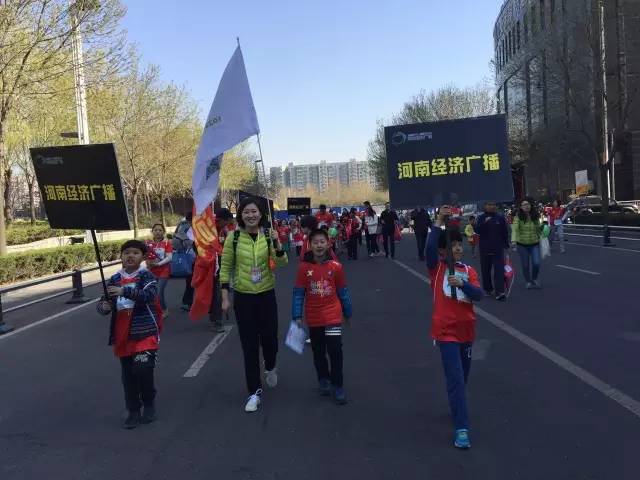 出發(fā)啦！小朋友和大朋友們昂首闊步向賽場邁進！