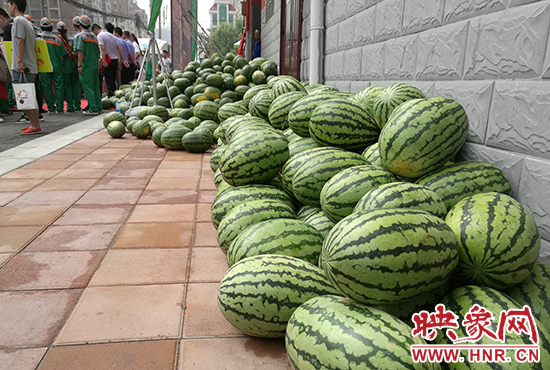 經(jīng)濟廣播工作人員和愛心企業(yè)給正在忙碌的環(huán)衛(wèi)工人、交警等送去一萬六千多斤西瓜和近百提礦泉水。