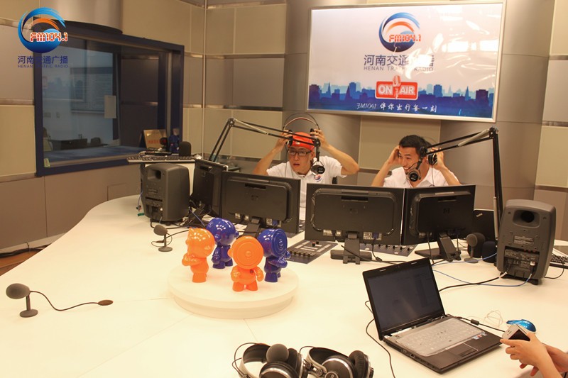 李憲和張弛怎么這么開心！又不是你們倆中獎了！