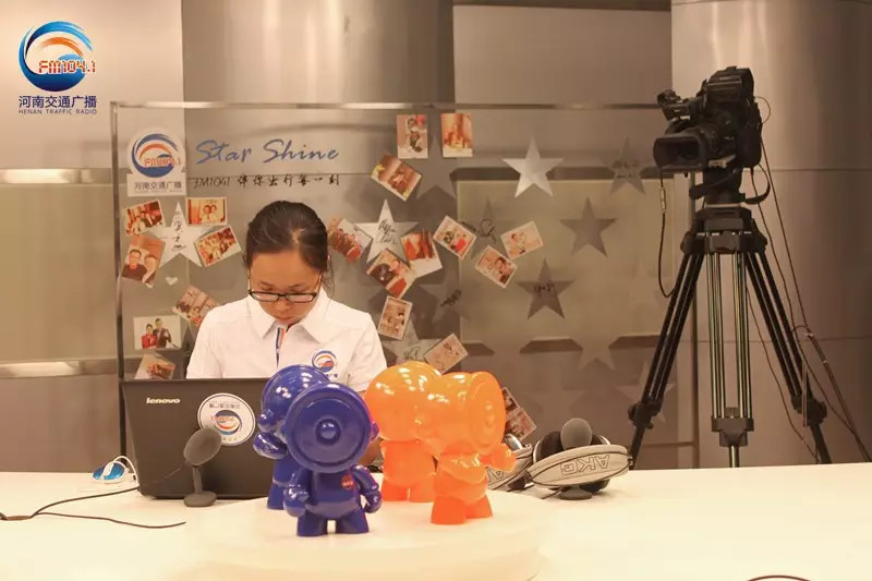 還是抽獎的姑娘比較認真！為保證抽獎的公平公正，映象網(wǎng)進行了全程視頻直播。