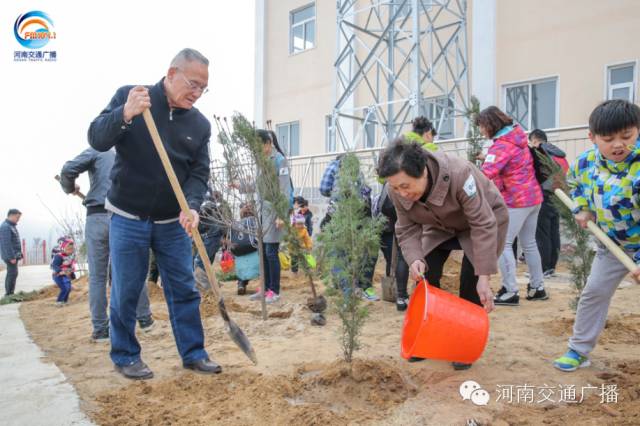 恩愛的老人一起種下一棵小樹苗，健健康康白頭偕老~