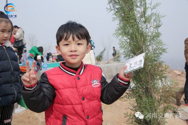 耶！你看，這是我種下的小樹苗！