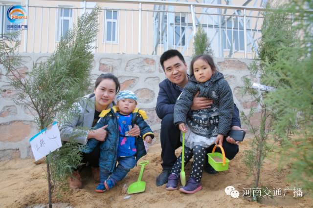 一家四口，一起種下我們的小樹，和寶貝兒們一起茁壯成長！