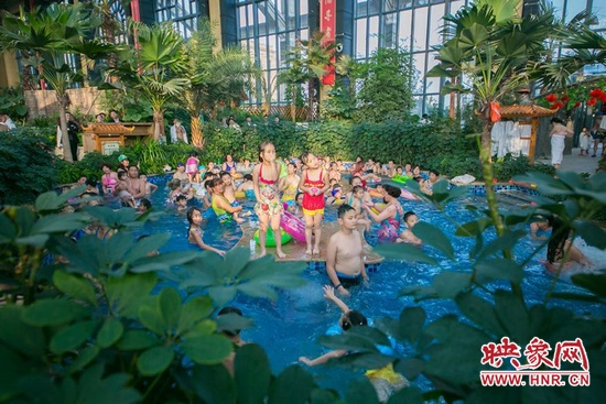 又開始過夏天的孩子們，在溫潤的泉水里放任天性。