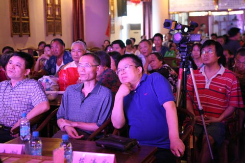 信息廣播總監(jiān)李金鋒（左1）、副總監(jiān)魏志剛（左2）、副總監(jiān)陳德年（左3）