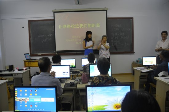 擁有18萬粉絲的網(wǎng)絡(luò)紅人、78歲的QQ奶奶張秀麗也來到網(wǎng)絡(luò)課堂