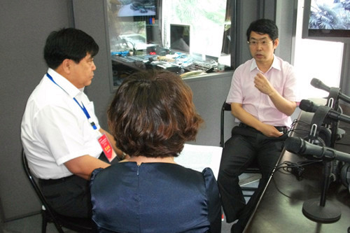 直播前的北京安貞醫(yī)院副院長周生來（右１）、大慶油田總醫(yī)院集團總經(jīng)理劉湘彬（左１）