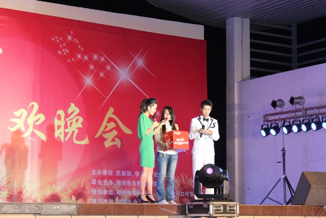 教育廣播女主播葉子現(xiàn)身晚會，全場沸騰