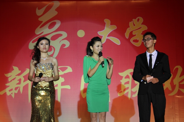 教育廣播女主播葉子現(xiàn)身晚會，與學生同臺主持