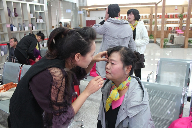 活動開始前，教育廣播女主播幫參與活動演出的老人化妝