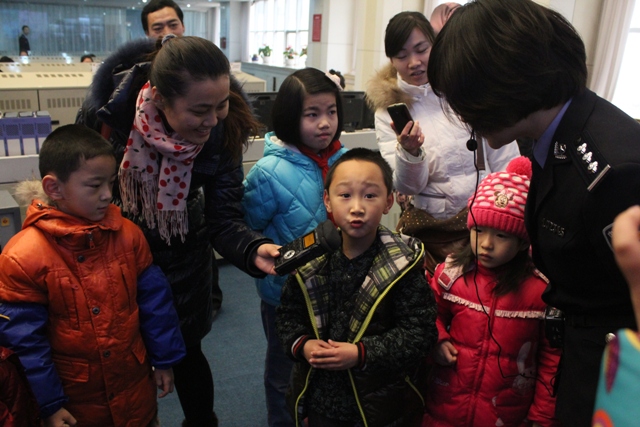 教育廣播記者明燕采訪小聽(tīng)眾