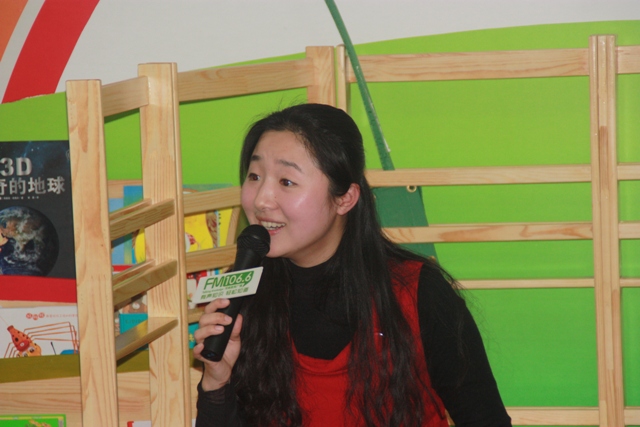 女主播“卷卷貓”親臨現(xiàn)場，繪聲繪色為孩子們講故事