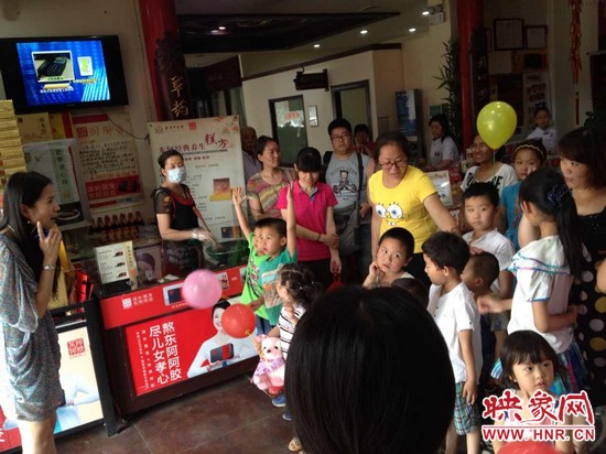 活動開始前，1066城市之聲的主持人跟孩子們進(jìn)行現(xiàn)場互動。