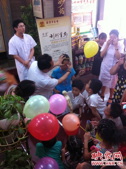 活動開始了，濟(jì)華中醫(yī)館的保健按摩專家李老師為大家講解如何有效預(yù)防青少年近視。